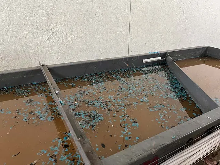 Low-density impurities (PP, PE) float and overflow from the water surface