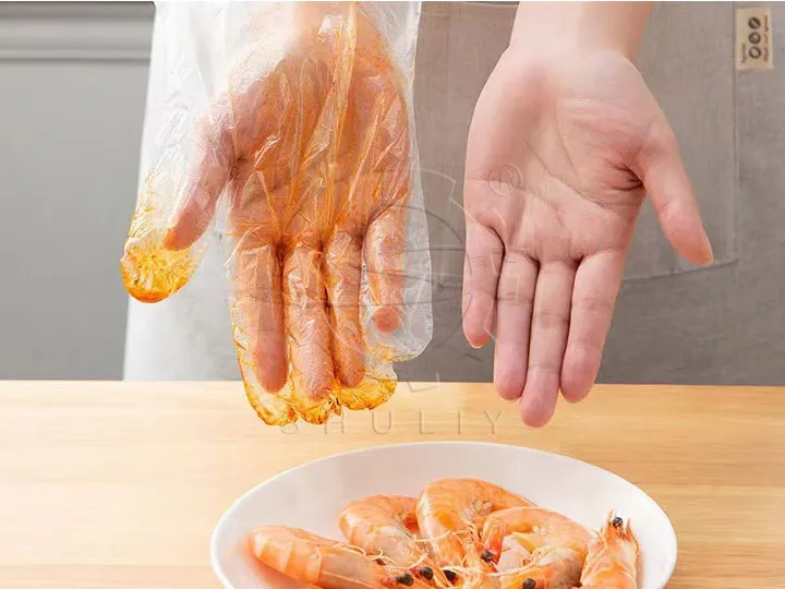 Gants en plastique avec taches d'huile