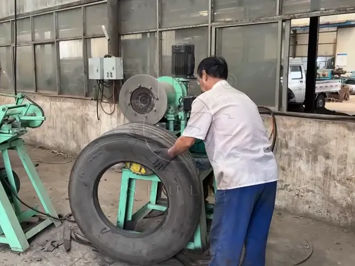 put tire sidewall between the two rollers